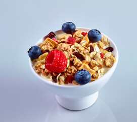 Muesli in weisser Schlae mit gemischtem Obst, Müsli, Obst, Schale,