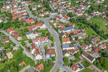 Die Marktgemeinde Biberbach im nördliches Landkreis Augsburg im Luftbild