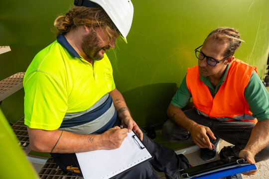 Disabled inspector discussing safety protocols at green energy site