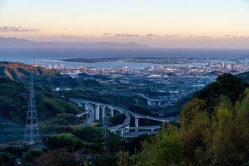 Obraz premium A photo of Shizuoka city in the evening with dramatic sunset light (japan)