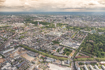Fototapeta premium Luftbild von Köln Ehrenfeld in östlicher Richtung mit dem Melatenfriedhof auf der rechten Seite und dem Fernsehturm.