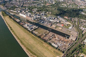 Der Deutzer Hafen ist ein rechtsrheinischer Kölner Hafen mit gewerblicher Nutzung und Güterumschlag im Kölner Stadtteil Deutz. Er soll in den kommenden Jahren komplett Neugestaltet werden.