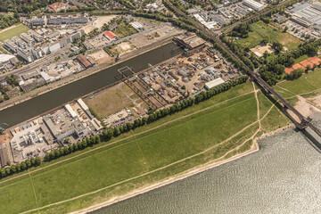 Der Deutzer Hafen ist ein rechtsrheinischer Kölner Hafen mit gewerblicher Nutzung und Güterumschlag im Kölner Stadtteil Deutz. Er soll in den kommenden Jahren komplett Neugestaltet werden.