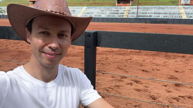 vaqueiro usa chap&eacute;u em arena de cavalgada 