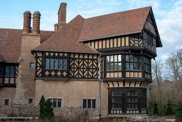 Papier peint photo intissé exterior view of Schloss Cecilienhof, showcasing its Tudor-style architecture and beautiful surroundings.