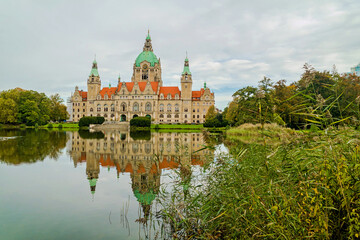Obraz premium Hannovers prächtiges Rathaus am Maschpark