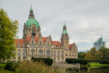 Obraz premium Hannovers prächtiges Rathaus am Maschpark