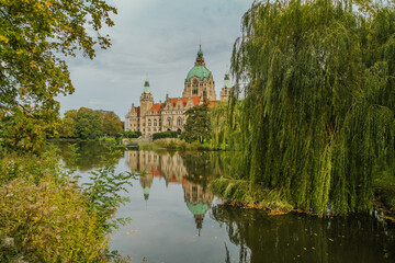 Obraz premium Hannovers prächtiges Rathaus am Maschpark