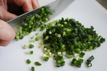 青ネギを刻むシニア女性の手元