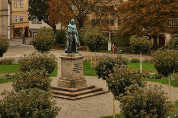 Obraz premium Denkmal von Herzog Ernst II. von Sachsen-Coburg und Gotha auf dem Schlossplatz, historische Statue vor Schloss Ehrenburg, Oberfranken, Bayern, Deutschland, herbstliche Parkanlage und Stadtgeschichte