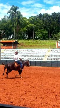 homem anda de cavalo 