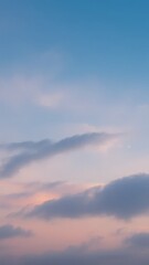 Naklejka premium Serene sky at twilight with soft pastel hues and wispy clouds, creating a calming and dreamy atmosphere
