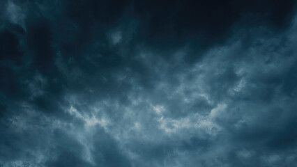 Obraz premium Stormy sky with dramatic dark clouds