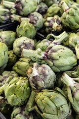 Obraz premium Artichokes in a market