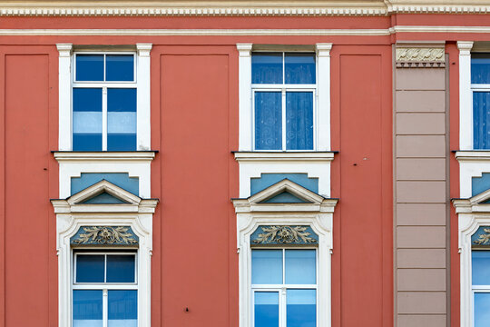 contraste de las ventanas azules en el edificio rojo