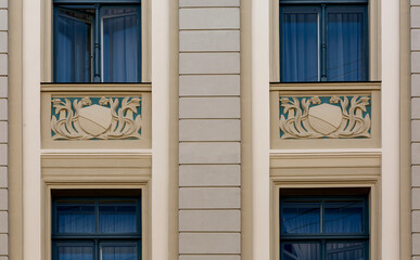 ventanas dobles con motivos florales