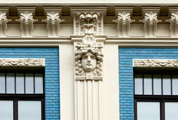 busto modernista en edificio azul
