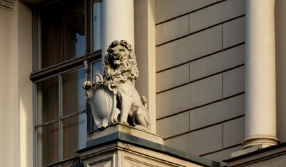 león majestuoso sujetando el escudo
