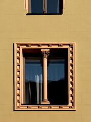 ventana clásica con columna divisoria