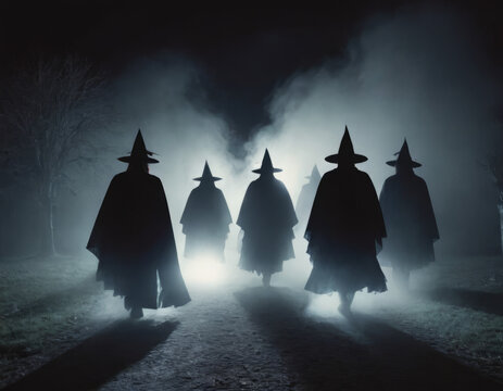 Silhouette di streghe nere si stagliano contro il cielo illuminato dalla luna, marciando verso un castello oscuro all'orizzonte.
