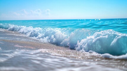 Obraz premium Light blue ocean waves with a clear horizon, representing calmness and natural beauty.