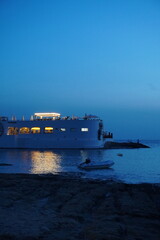 Un restaurante en la costa azul mediterránea.