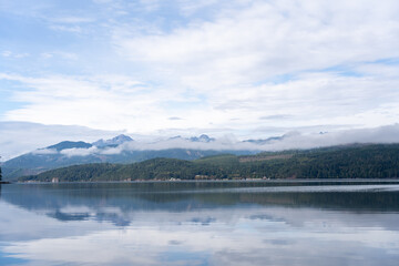 Fototapeta premium A moody and scenic view of Washington state mountains with a lot of greenery.