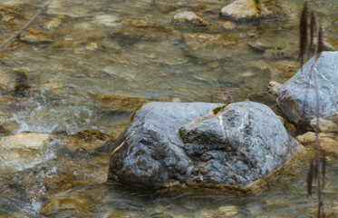 Findling in klarem Wasser felsiger steiniger Fluss