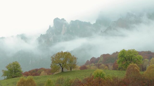 Panoramas de monta&ntilde;as cubiertos con nubes blancas que son como un abrazo a la monta&ntilde;a. 