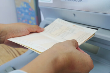 ATMで貯金をおろす女性