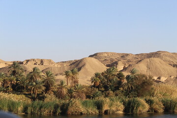 Dunes et paysages sur les rives du Nil 