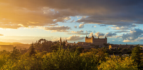 Obraz premium Vista panorámica del Alcázar de Toledo al atardecer.