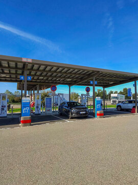 borne rde recharge pour voiture &eacute;lectrique de marque Total sur l'aire d'autotoute du Pont de l'Is&egrave;re