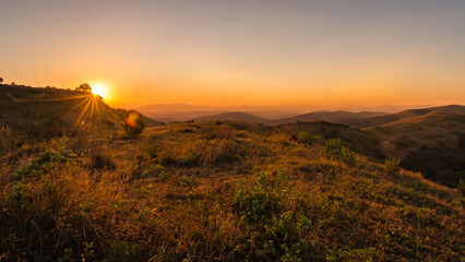 Naklejka premium Sunsets in the hill background.