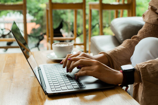 Ordenador port&aacute;til, manos o mujer tecleando b&uacute;squeda digital en la p&aacute;gina principal del sitio web, Internet o web para investigaci&oacute;n desde el trabajo en casa