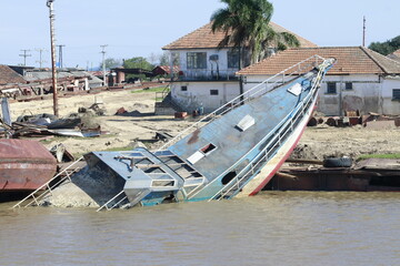 Naklejka premium Barco após a enchente