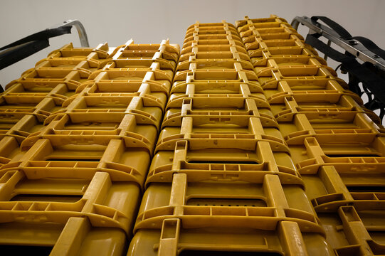 Empty mailboxes during processing of mailings and letters in the lettershop or post office. 