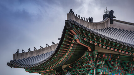 Fototapeta premium Ancient Korean traditional tile roof with guardian deity representing the royal palace of Gyeongbokgung Palace in Seoul.
