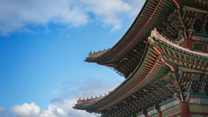 Obraz premium Ancient Korean traditional tile roof with guardian deity representing the royal palace of Gyeongbokgung Palace in Seoul.