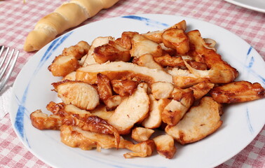 Sliced ​​chicken on a plate arranged on a set table.