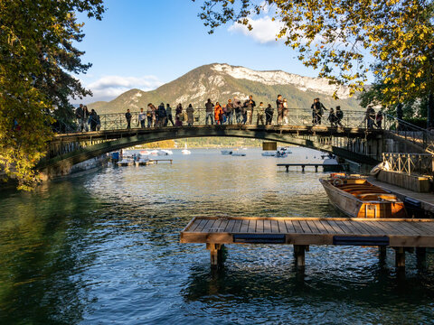 Fototapeta Walking through the streets of the town of Annecy (France)