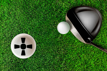 Golfball einlochen