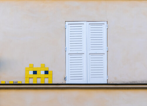 Street art mosa&iuml;que Space Invader jaune, Paris, France