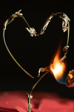 forma de coraz&oacute;n a punto de encenderse en fuego