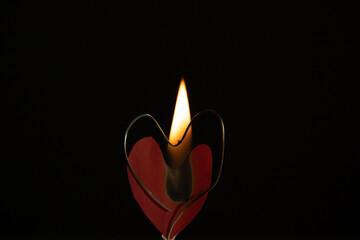 figura de corazón con fondo en llamas