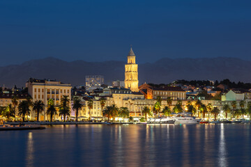 Obraz premium Long exposure blue hour photo of the historic walled old city of Split, Croatia with Cathedral of Saint Domnius, Sveti Dujam and bay