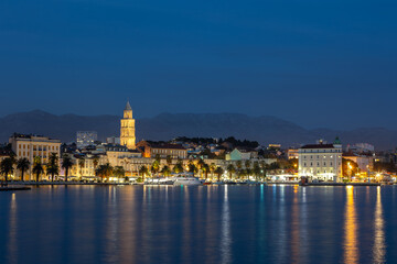 Obraz premium Long exposure blue hour photo of the historic walled old city of Split, Croatia with Cathedral of Saint Domnius, Sveti Dujam and bay