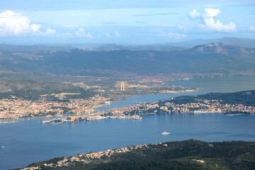 Obraz premium Aerial pilot cockpit view of airport runway and Croatian town city of Split with islands and sea