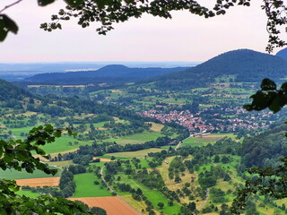 Die Ruine Reußenstein thront auf einer großen, zerklüfteten Felsenformation. Neidlingen, Baden-Württemberg, Deutschland.