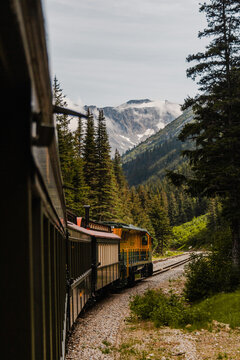 Train qui se prom&egrave;ne en montagne